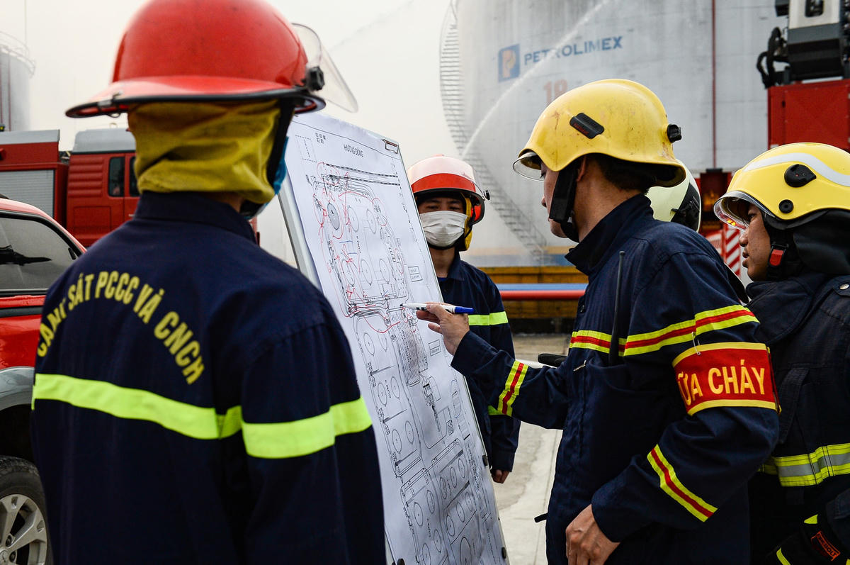 Nhận được tin báo,  Lực lượng Cảnh sát phòng cháy, chữa cháy và cứu nạn, cứu hộ, Công an thành phố Hà Nội ngay lập tức có mặt, lên phương án dập lửa.