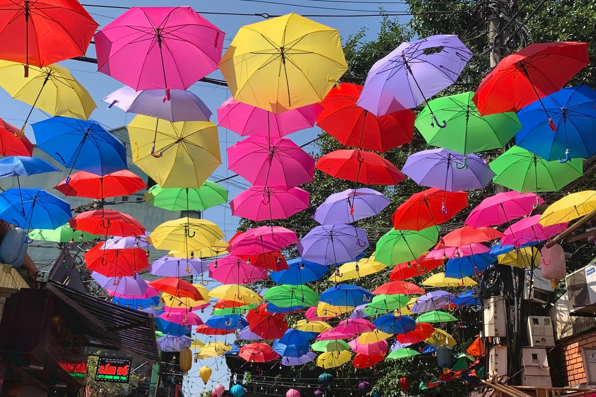 Dọc tuyến đường đi bộ được trang trí bằng hàng trăm chiếc ô sặc sỡ, không gian trở nên hấp dẫn, đẹp mắt.