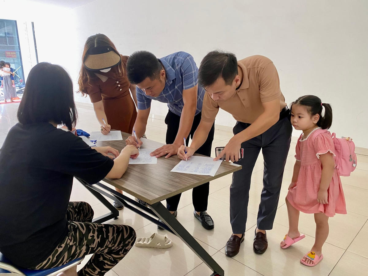 Cư dân ký tên vào đơn kêu cứu.
