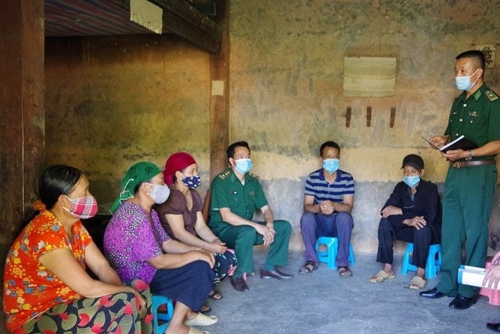 Cán bộ Bộ đội biên phòng Hà Giang tuyên truyền Luật hôn nhân gia đình cho nhân dân trên địa bàn biên giới.