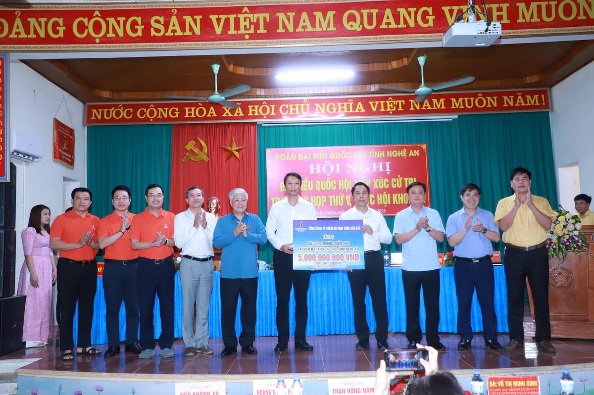 Chủ tịch UBTƯ MTTQ Việt Nam Đỗ Văn Chiến chứng kiến việc Tổng Công ty thăm dò, khai thác dầu khí thuộc Tập đoàn Dầu khí Quốc gia Việt Nam trao tài trợ 5 tỷ đồng xây dựng đến lãnh đạo huyện Thanh Chương để xây dựng trường mầm non trên địa bàn.