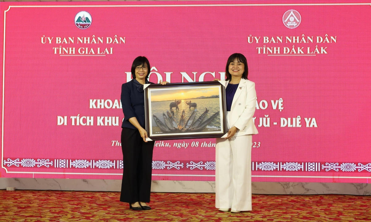 Bà H’Yim Kđoh- Phó Chủ tịch UBND tỉnh tặng quà cho UBND tỉnh Gia Lai.