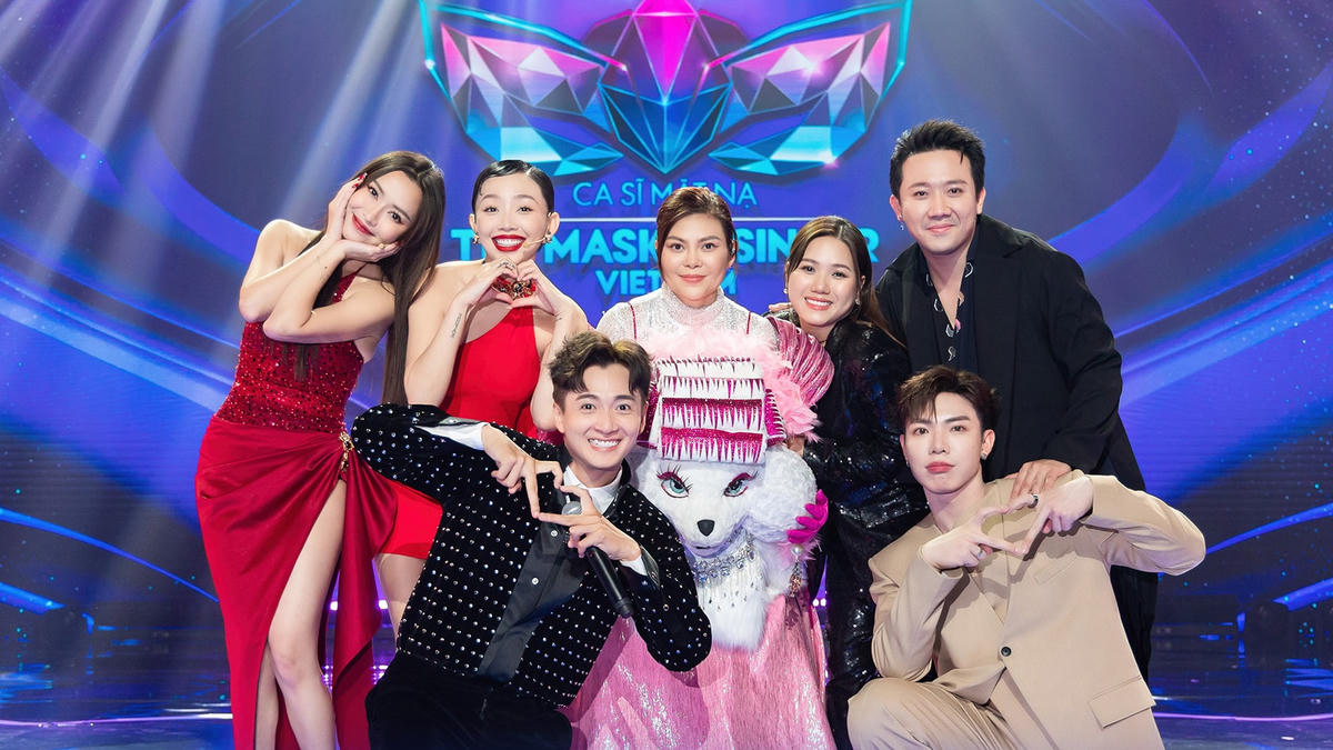 Dàn cố vấn lưu lại kỷ niệm cùng Cún Tóc Lô - Ngọc Anh.