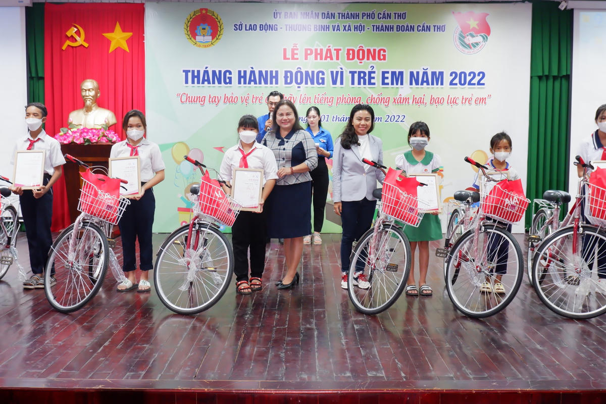 Giám đốc Sở LĐTB&XH TP Cần Thơ Trần Thị Xuân Mai trao xe đạp cho các em học sinh có hoàn cảnh khó khăn.