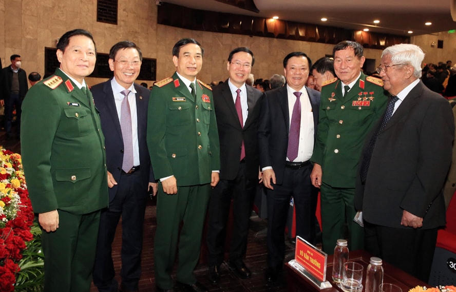 Thường trực Ban Bí thư Võ Văn Thưởng cùng các đại biểu tại lễ kỷ niệm. Nguồn: HNM.