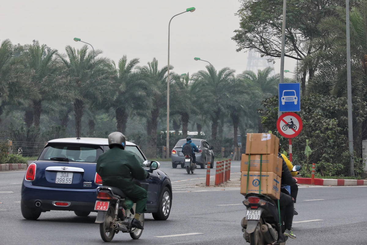 'Liều mình' xe máy lao vun vút trên đường cao tốc Đại lộ Thăng Long