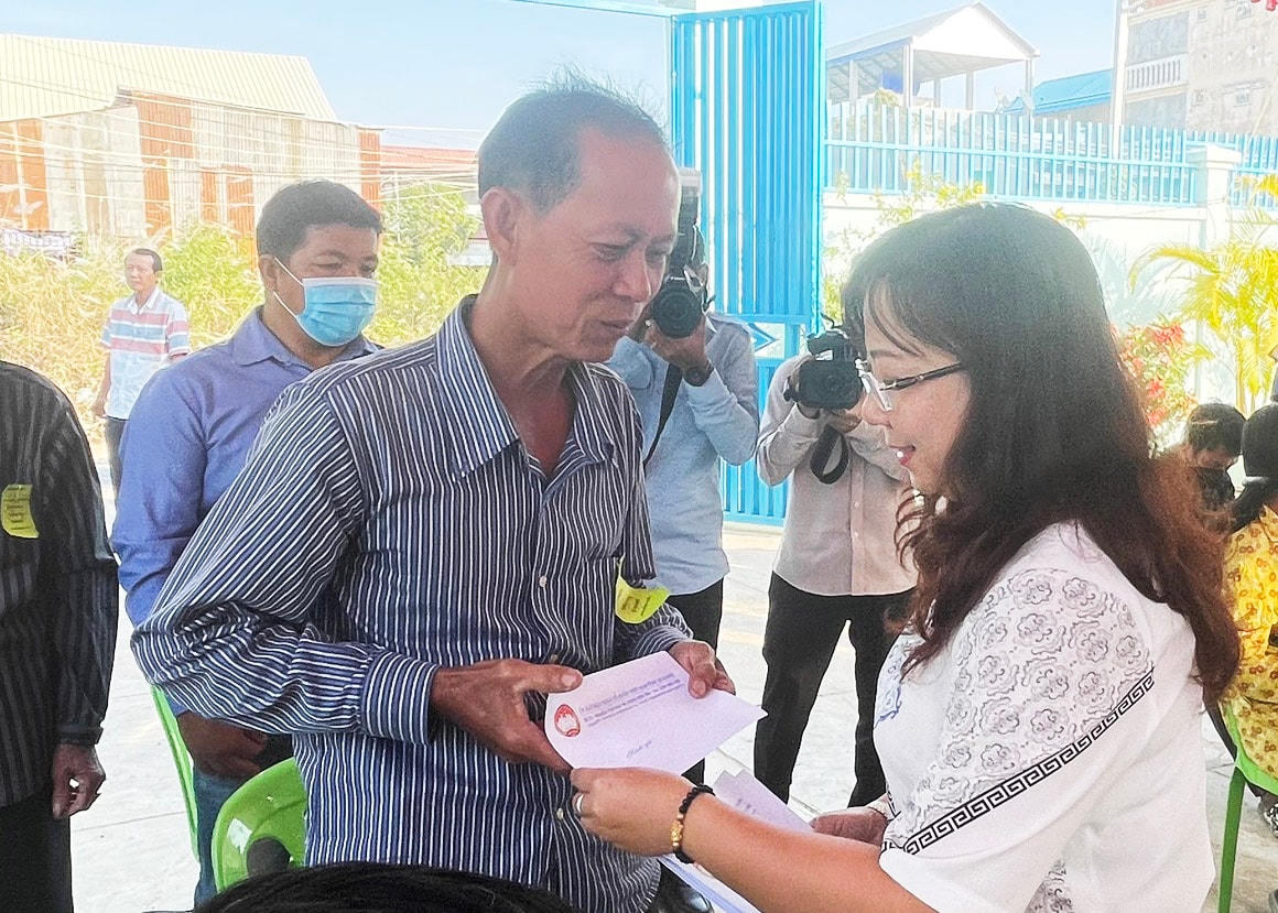 Bà Nguyễn Thị Tuyết Minh, Phó Chủ tịch Ủy ban MTTQ Việt Nam tỉnh An Giang tặng quà bà con nghèo người Campuchia và Việt kiều tại xã Svay Rolum, thành phố Takhmao, tỉnh KanDal.
