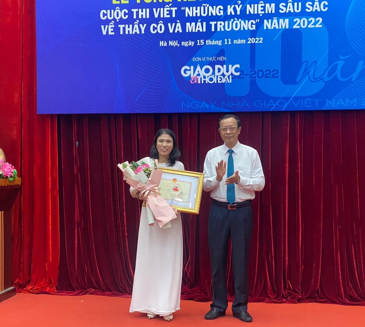 Thứ trưởng Bộ GDĐT Phạm Ngọc Thưởng trao bằng khen cho tác giả đoạt giải Nhất cuộc thi.