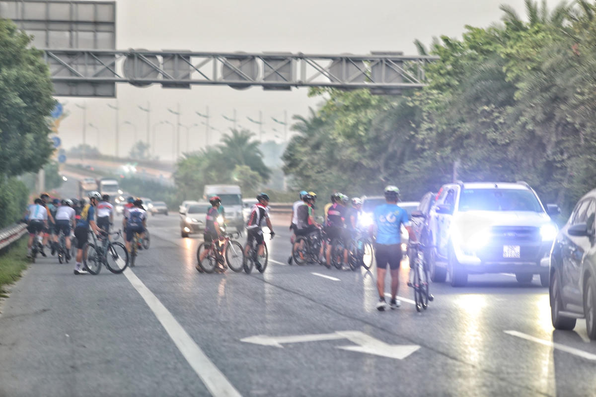 Sau khi bị lực lượng chức năng phát hiện hàng đoàn xe quay đầu mặc cho ô tô, xe tải, container... đang chạy với tốc độ cao.