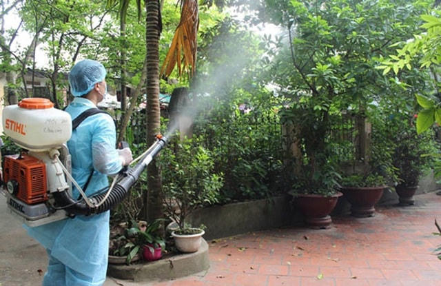 Phun hóa chất diệt muỗi.
