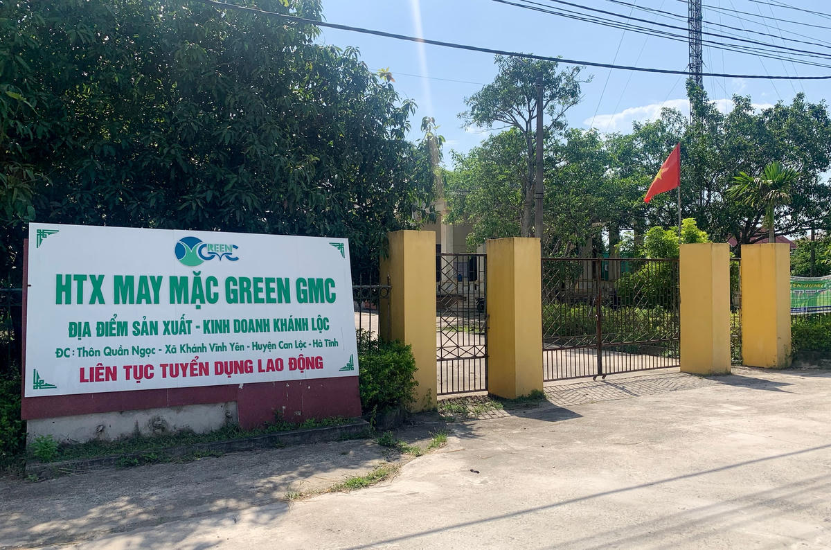 Bảng hiệu của HTX may mặc GREEN GMC được đặt trước cổng của trụ sở xã Khánh Lộc cũ. Ảnh: Cẩm Kỳ.