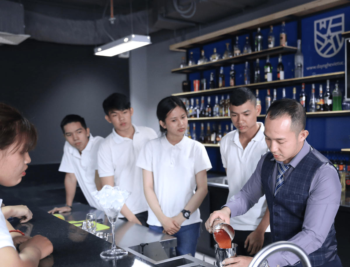 Dạy nghề ở Trường Trung cấp nghề quản lý khách sạn Việt Úc (TPHCM).