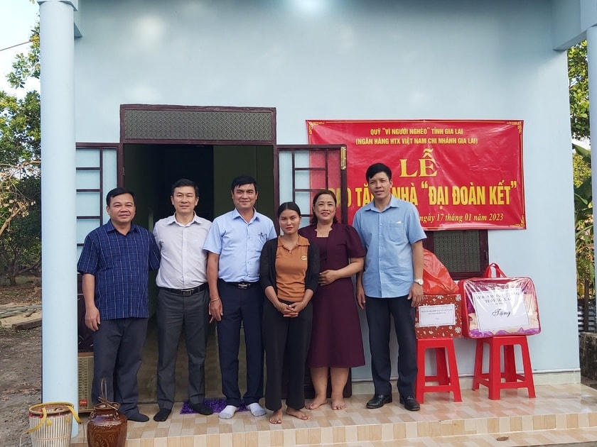 Bàn giao nhà Đại đoàn kết, cho gia đình bà Puih Yuh-làng Jrăng Blo.