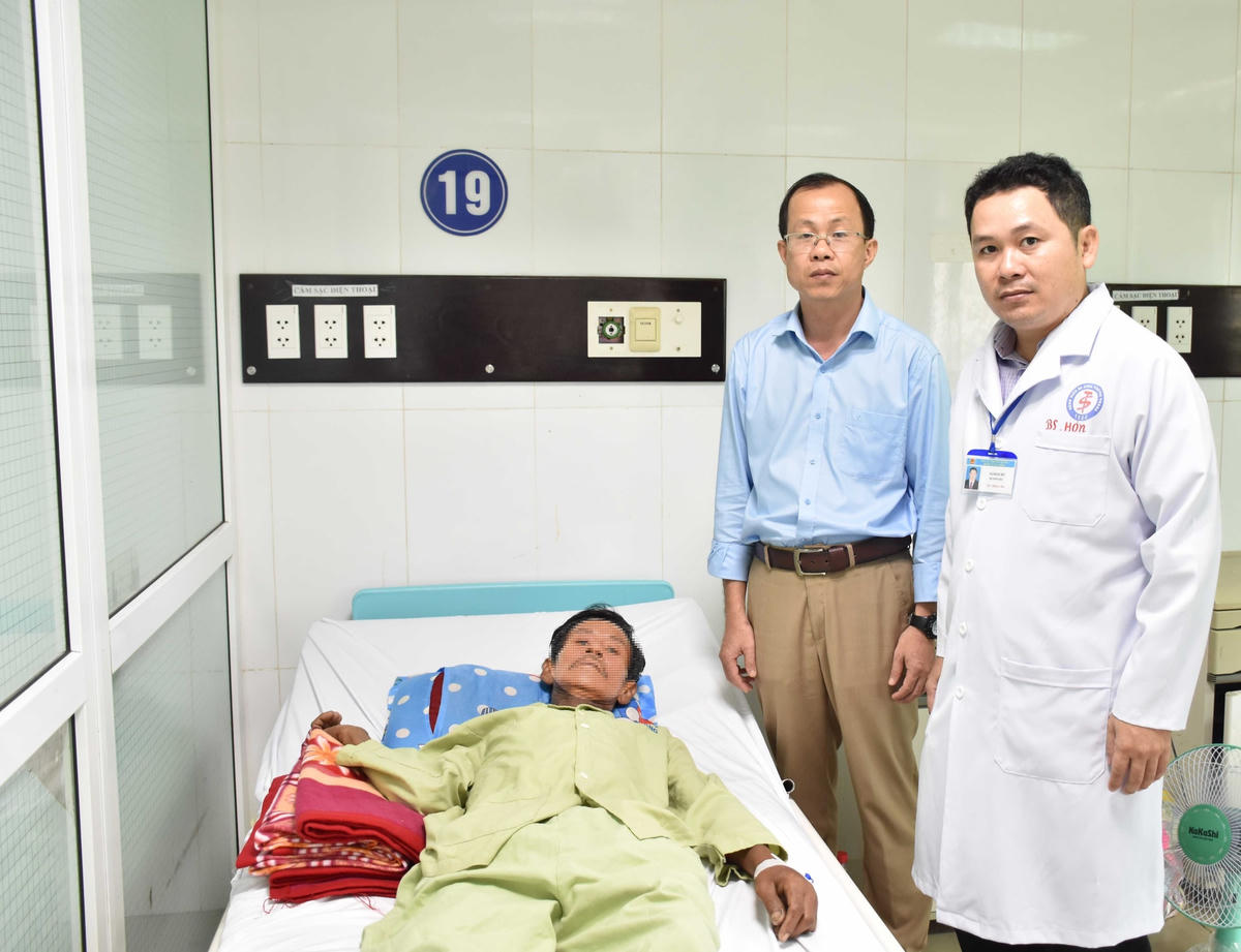 Bác sĩ CKII Lâm Ngọc Phước – Phó Giám đốc Bệnh viện và bác sĩ CKI. Ngô Hoàng Hơn – Phó Trưởng Khoa Ngoại Tổng quát đến thăm bệnh nhân.