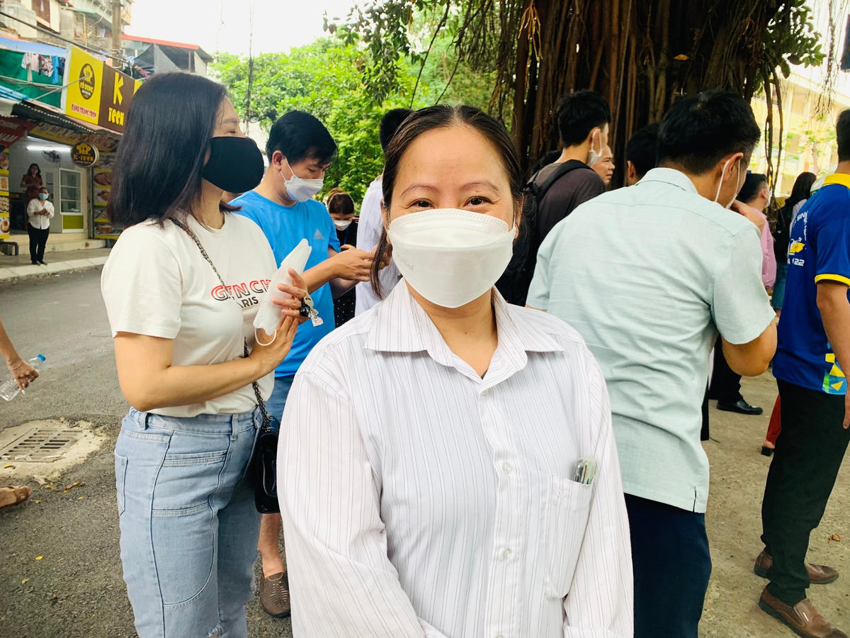 Sau khi con hoàn thành bài thi khá tốt, phụ huynh Trần Thị Luân (44 tuổi, quận Thanh Xuân) chia sẻ: “Cảm xúc lúc này của tôi khá hồi hộp và mong con đạt được điểm tốt. Cháu nhà tôi học lực khá giỏi nên cũng không có gì lo lắng, cháu rất tự tin và ôn tập kỹ lưỡng nên gia đình luôn tin tưởng vào con”.