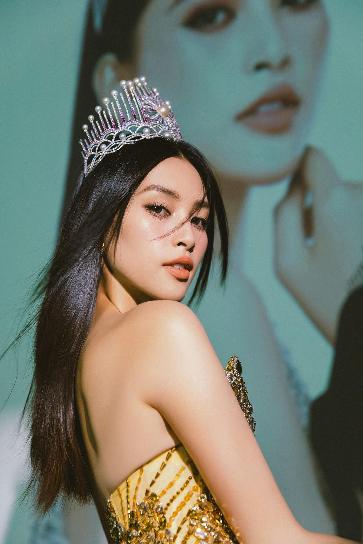 Nhân dịp kỷ niệm 5 năm đăng quang, Hoa hậu Tiểu Vy tung bộ ảnh thăng hạng với nhan sắc và thần thái cuốn hút. Nàng Hậu còn mở cả “concert” trong buổi fan meeting đầu tiên.