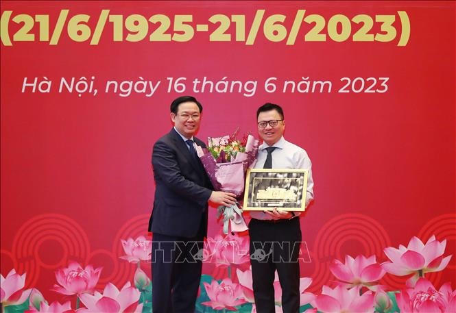 Chủ tịch Quốc hội Vương Đình Huệ tặng quà lưu niệm cho Hội Nhà báo Việt Nam tại buổi gặp mặt. Ảnh: An Đăng/TTXVN.