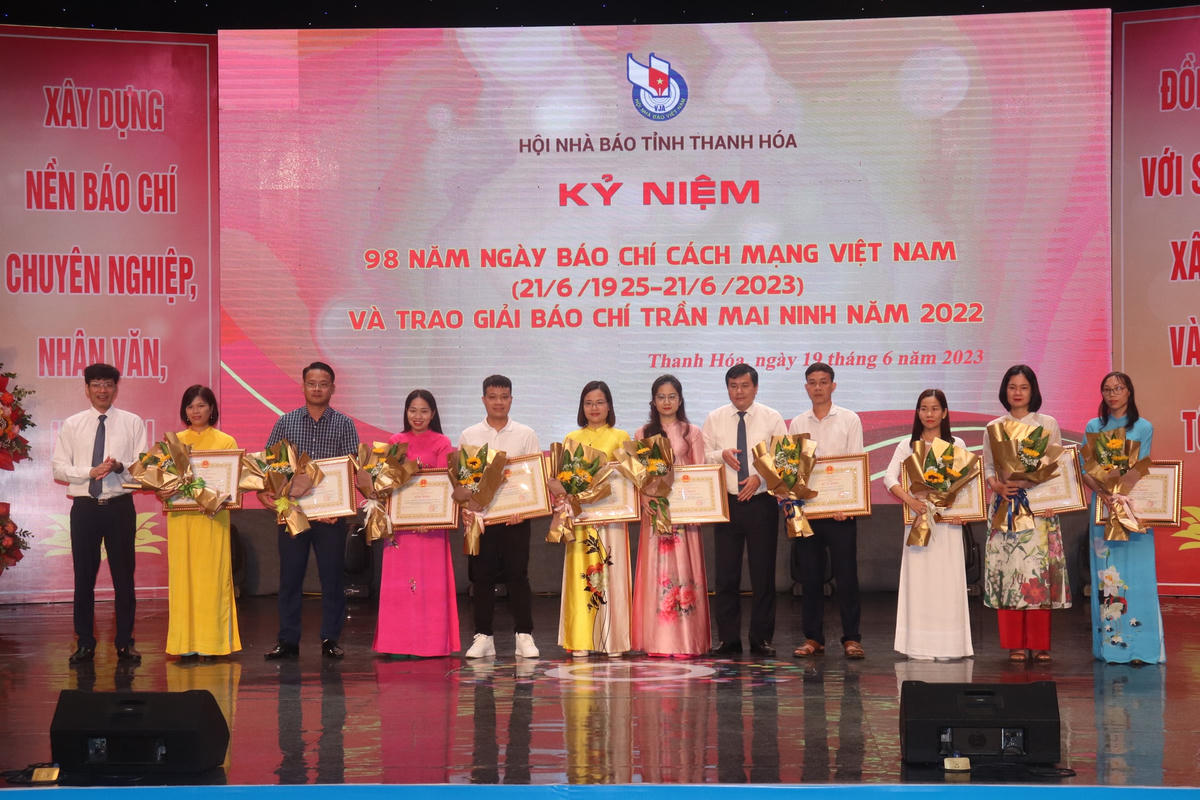 Các tác giả và nhóm tác giả đạt giải B và C Giải Báo chí Trần Mai Ninh năm 2022.