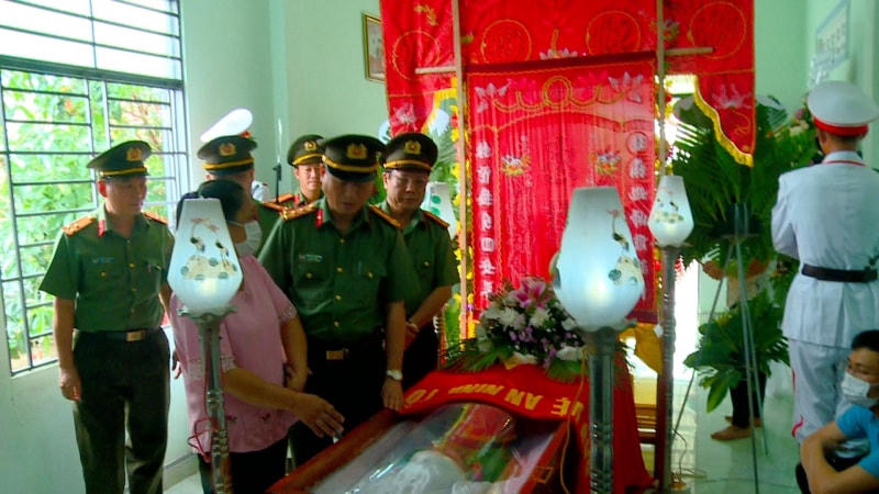 Đại tá Nguyễn Thế Hùng, Giám đốc Công an tỉnh Khánh Hòa cùng Ban Giám đốc, lãnh đạo các đơn vị nghiệp vụ và Công an huyện Khánh Vĩnh đến viếng Thượng úy Hoàng Văn Yên.
