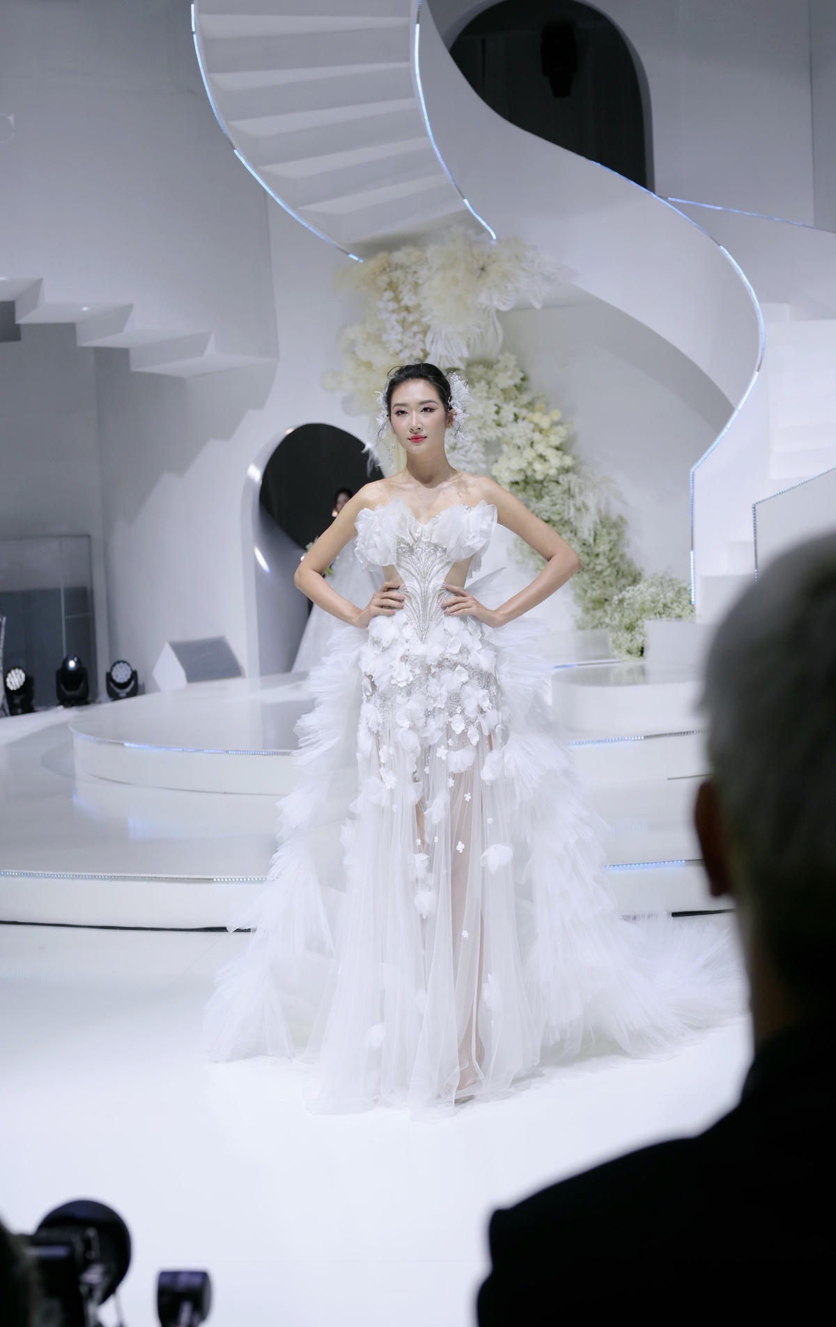 Bộ sưu tập lấy cảm hứng từ những con sóng nhịp nhàng trên đại dương, những nàng tiên cá ngọt ngào và các vị thần biển cả mạnh mẽ.