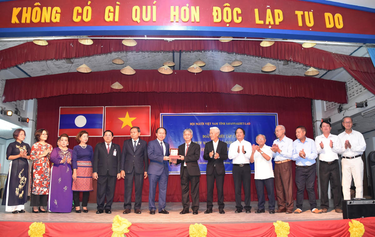 Ấm áp nghĩa tình kiều bào tại Lào