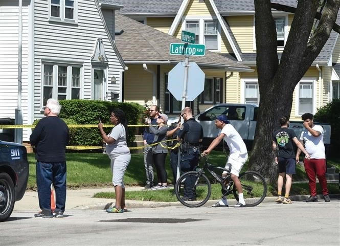 Lực lượng thực thi pháp luật Mỹ phong tỏa hiện trường vụ xả súng ở bang Wisconsin (Mỹ), ngày 2/6. (Ảnh: AP/TTXVN).