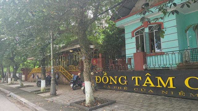 Quán cà phê Đồng Tâm (đường Yên Ninh, TP Yên Bái), nơi diễn ra 15 phút cuộc gặp gỡ giữa ông Hùng và các đối tượng, đây được xem là "chứng cứ trực tiếp quan trọng nhất của vụ án".