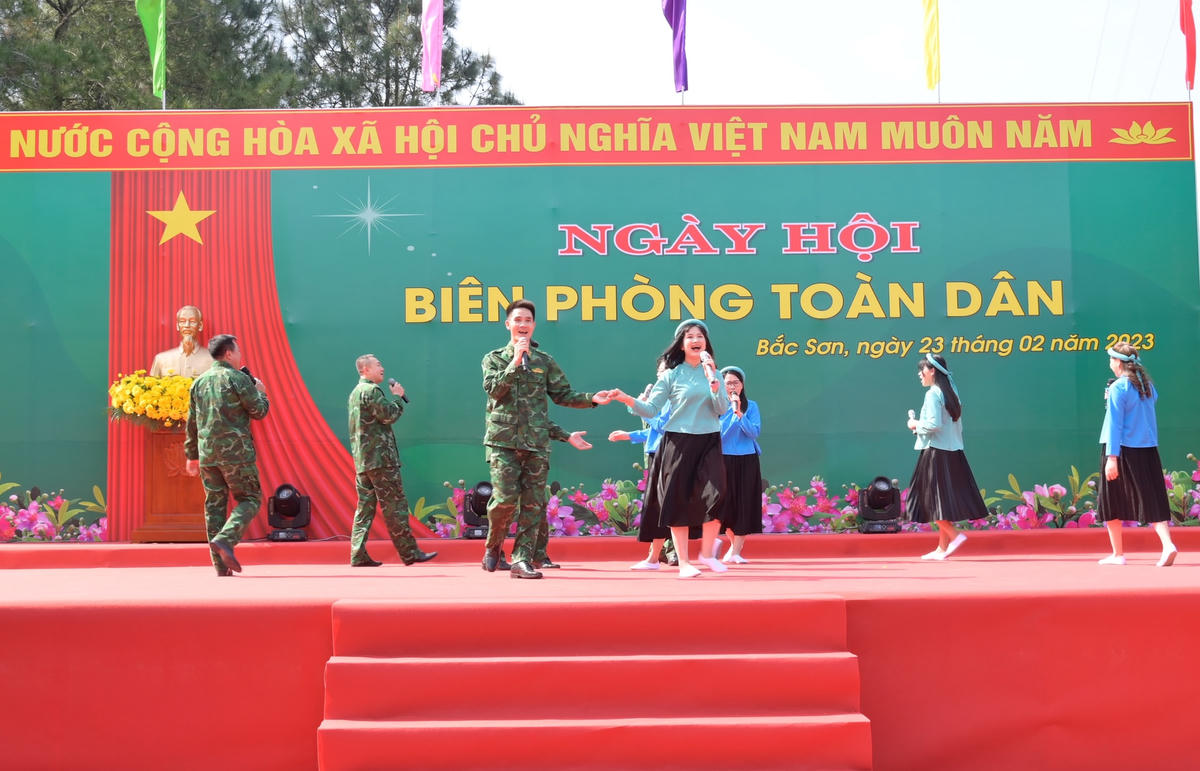 Các tiết mục văn nghệ đặc sắc thể hiện tình cảm son sắt, gắn bó bền chặt giữa quân và dân Bắc Sơn. Ảnh: Trung tâm TT&VH Móng Cái.