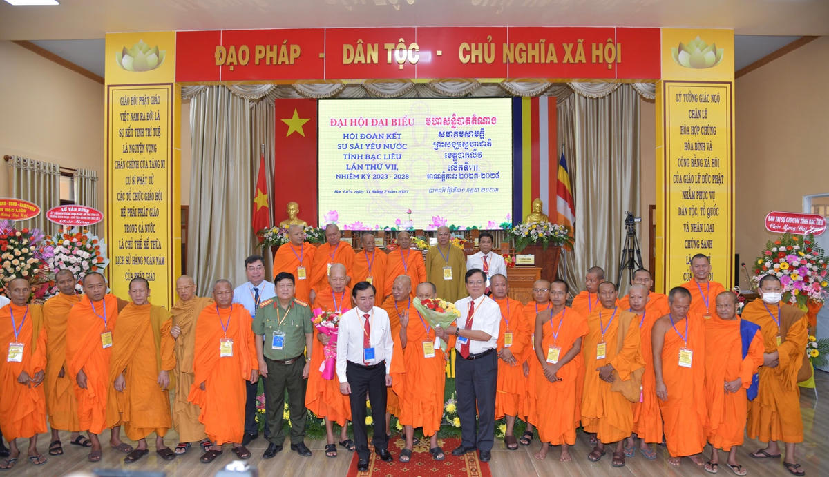 Lãnh đạo Uỷ ban MTTQ Việt Nam tỉnh và lãnh đạo UBND tỉnh Bạc Liêu tặng hoa chúc mừng Ban chấp hành Hội đoàn kết sư sãi yêu nước tỉnh Bạc Liêu nhiệm kỳ 2023 - 2028.