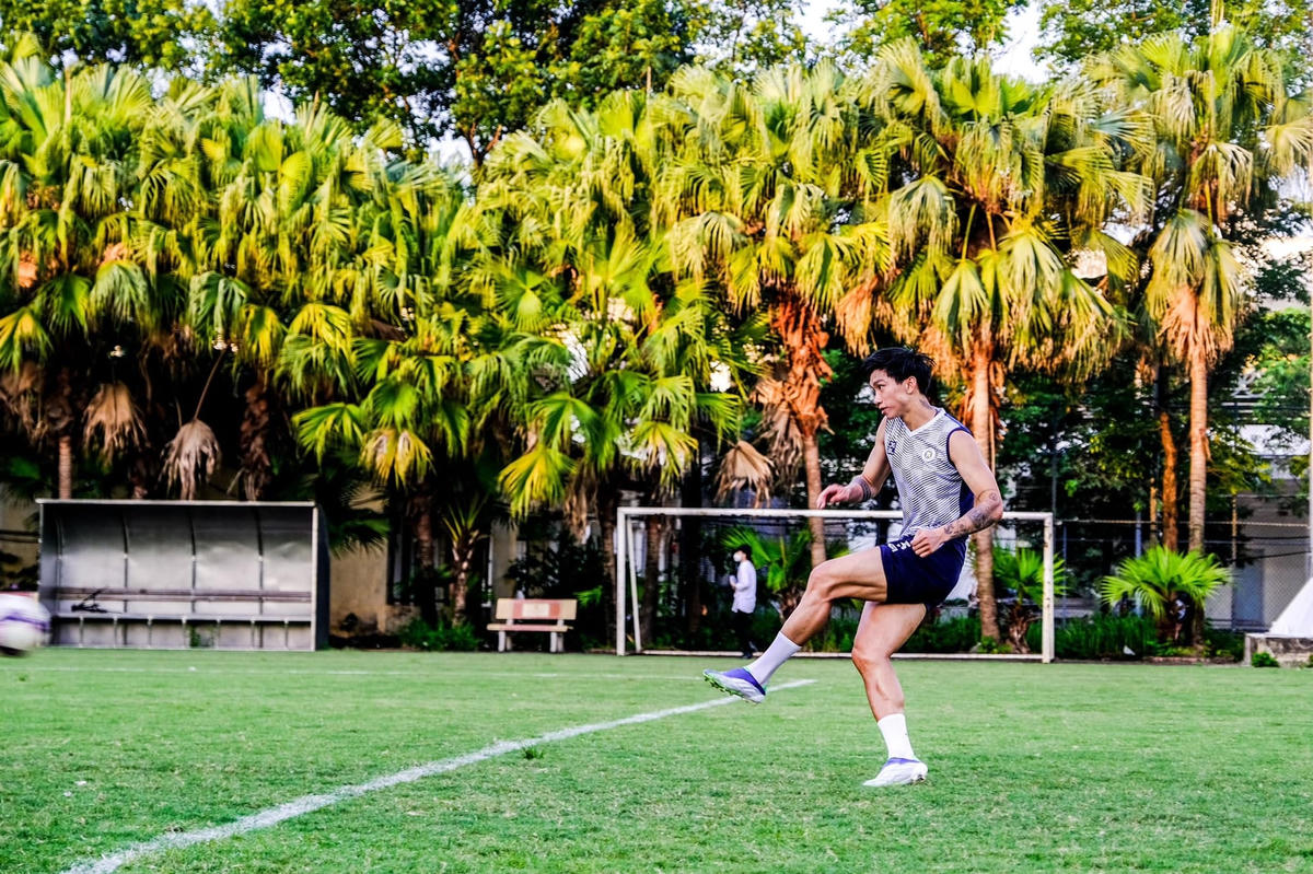Những ngày qua, Văn Hậu đã rất tích cực tập luyện. Anh đã có thể bỏ băng gối và mang giày đinh tập cùng đồng đội.