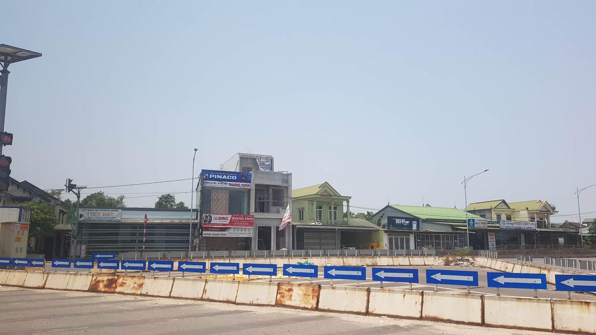 Theo đó, vào thời điểm giữa trưa, ngoài đường ít người và phương tiện tham gia lưu thông.