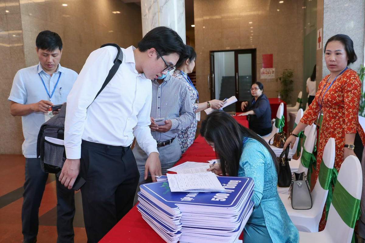Nhiều tổ chức, cá nhân, đơn vị đăng ký ủng hộ tại chương trình. Ảnh: Quang Vinh.