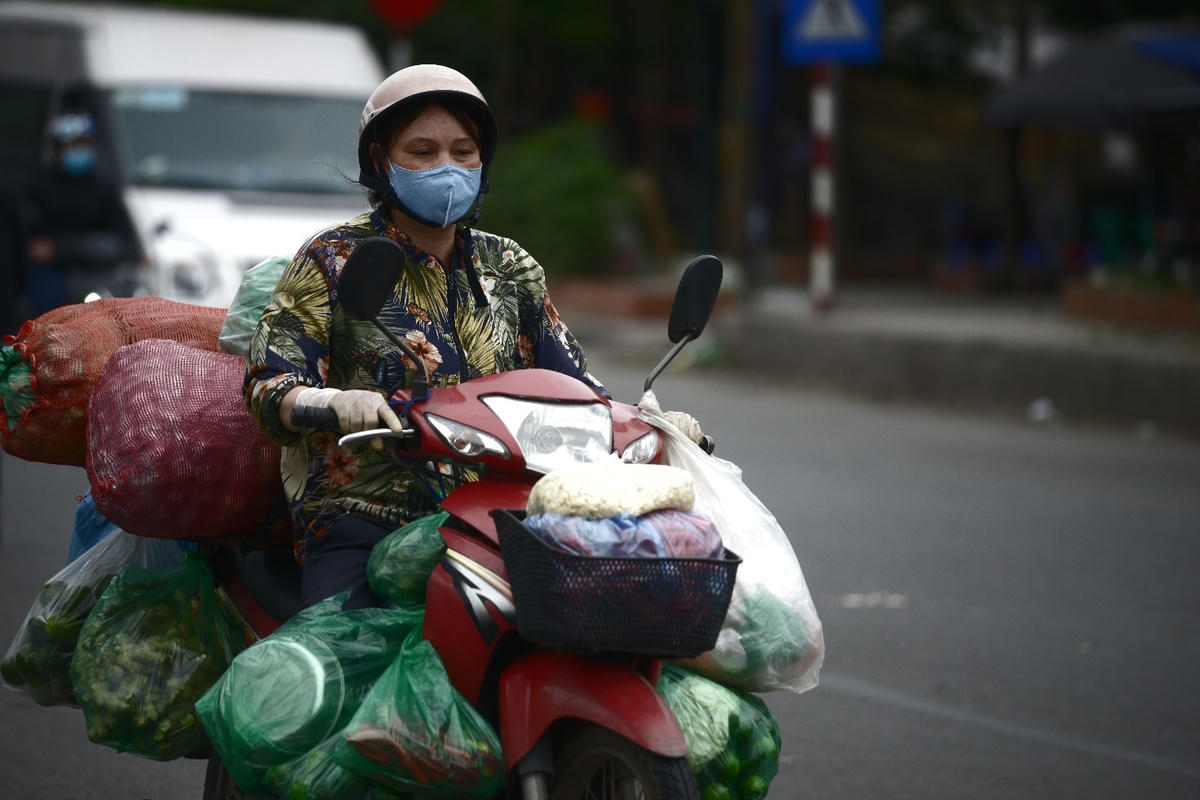 Người dân Hà Nội bất ngờ đón cái lạnh giữa mùa hè