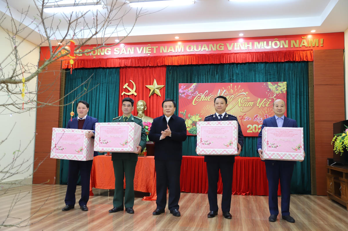 Ông Nguyễn Xuân Thắng chúc Tết cán bộ, chiến sĩ Đồn Biên phòng, Hải quan, Ban Quản lý Cửa khẩu Hoành Mô và xã Hoành Mô (huyện Bình Liêu).