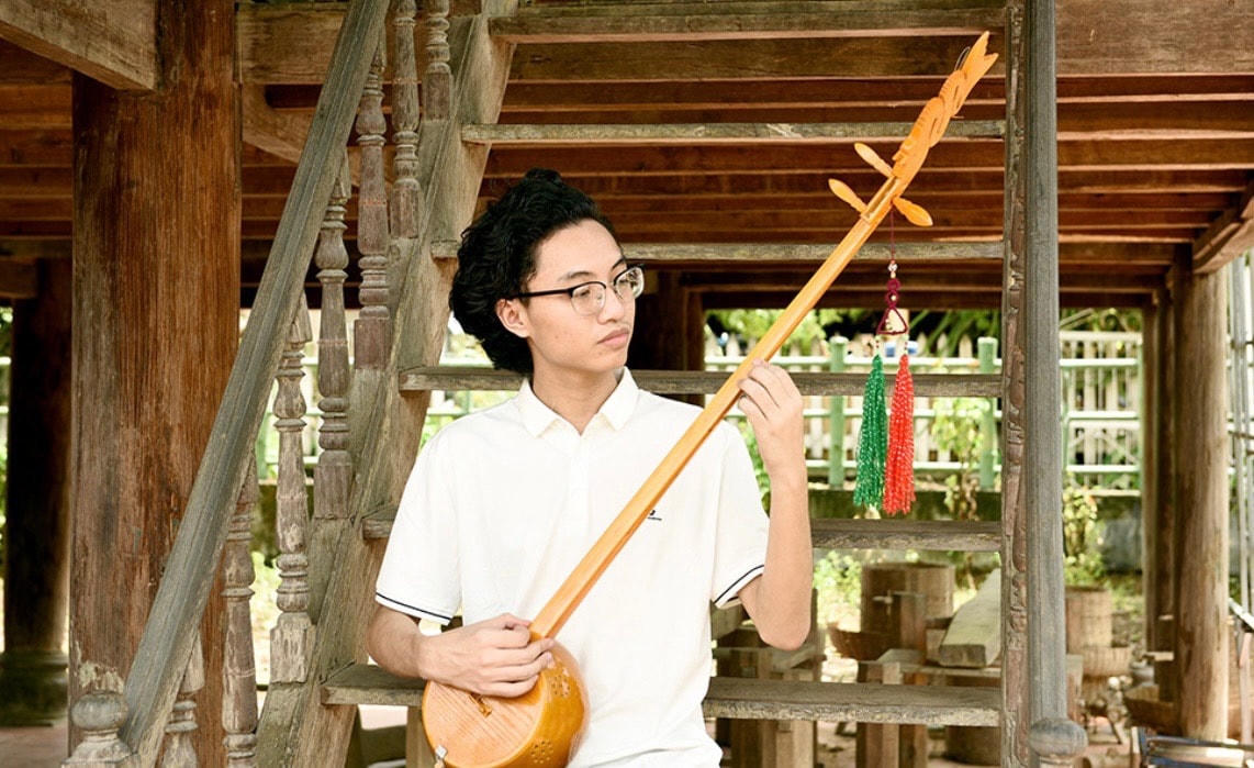 Hà Kiên Trung với "người bạn đồng hành" - cây đàn Tính.