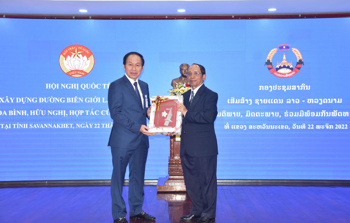 Phó Chủ tịch - Tổng Thư ký UBTƯ MTTQ Việt Nam Lê Tiến Châu và Phó Chủ tịch Thường trực Ủy ban Trung ương Mặt trận Lào xây dựng đất nước Khampheuy Bouddavieng tặng những món quà lưu niệm đặc trưng của hai nước.
