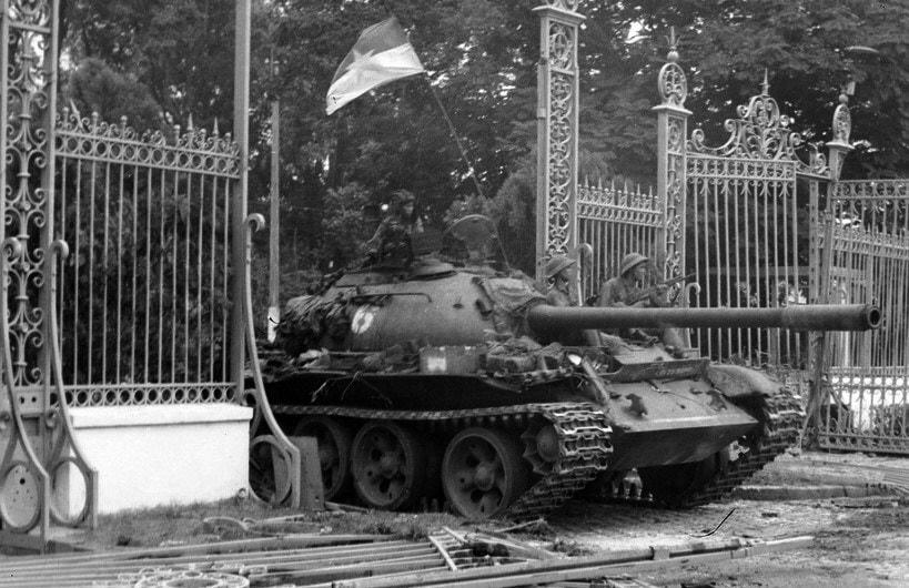 Xe tăng quân Giải phóng tiến vào Dinh Độc Lập, trưa 30/4/1975.