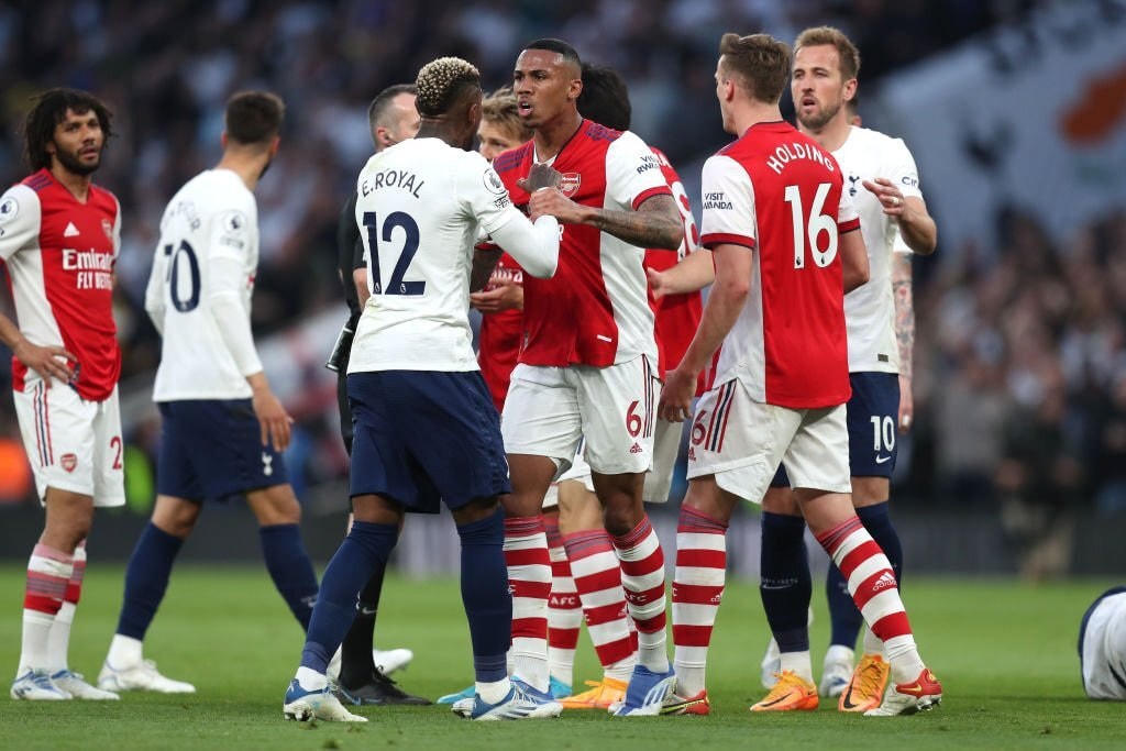 Tottenham (áo trắng) thắng đậm trước Arsenal (áo đỏ) (Ảnh: Getty).