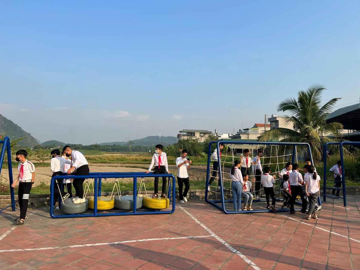 Các em học sinh vui đùa trong khu vui chơi mới.