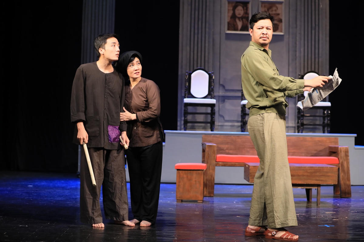 Cảnh trong vở “Ông không phải là bố tôi” của Lưu Quang Vũ, Nhà hát Tuổi trẻ dàn dựng. Ảnh: NHTT