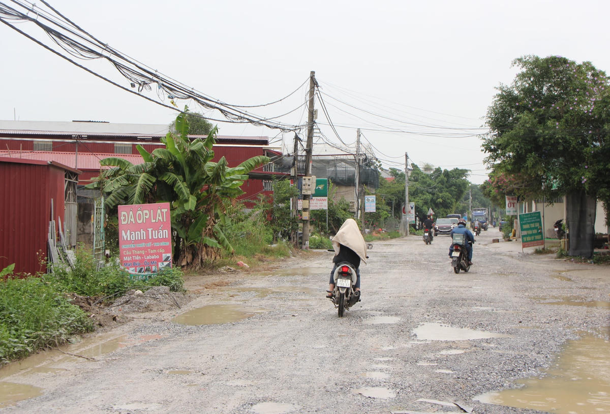 Đường tỉnh lộ 382 đoạn chạy qua xã Đông Tảo, huyện Khoái Châu (tỉnh Hưng Yên) cũng bị hư hỏng, nước tràn ngập vào nhà dân.