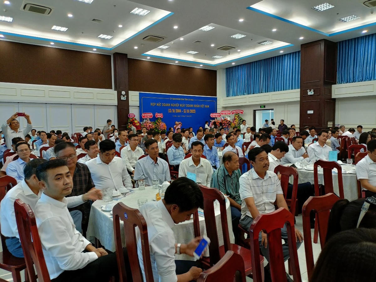 Quang cảnh buổi họp mặt doanh nghiệp nhân kỷ niệm 18 năm Ngày doanh nhân Việt Nam.
