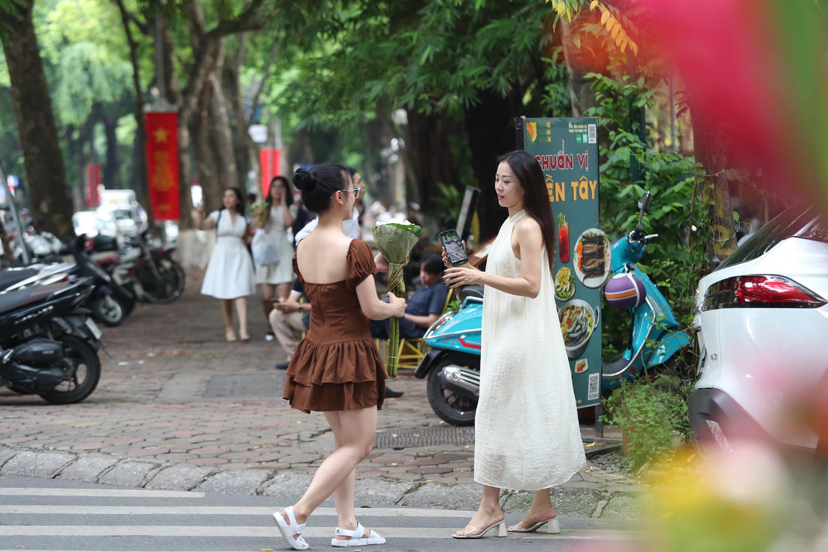 Hà Nội: Người dân đổ về phố Phan Đình Phùng chụp ảnh mùa Thu