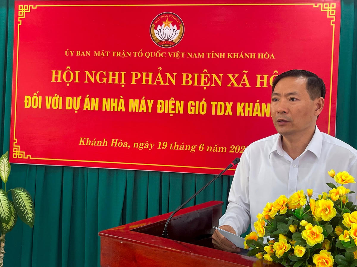Ông Đăng Ngọc Minh - Phó Chủ tịch, Ủy ban Mặt trận Tổ quóc Việt Nam tỉnh Khánh Hòa đang phát biểu tại hội nghị. (ảnh Thùy Trang)
