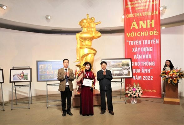 Ban tổ chức trao giải nhất cho tác giả Nguyễn Kim Dung bộ ảnh mang tên “Cho chuyến xe an toàn”.