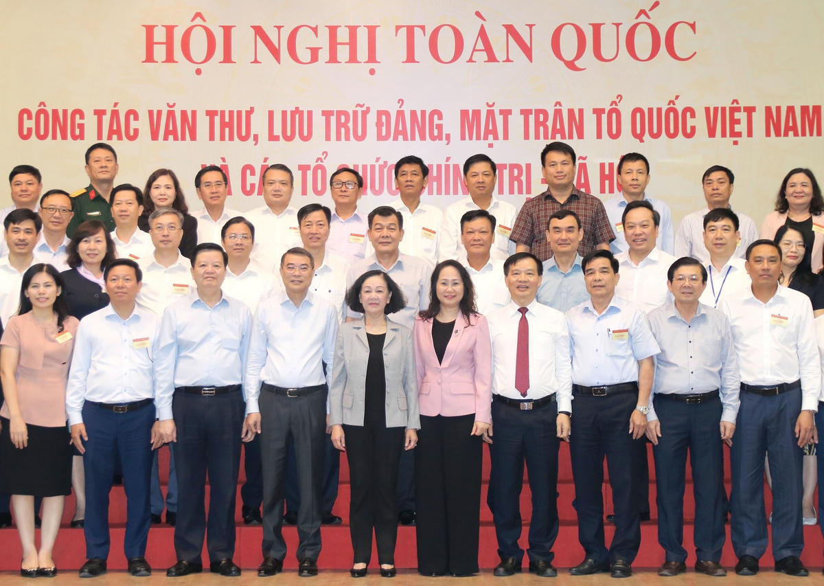 Thường trực Ban Bí thư Trương Thị Mai chụp ảnh lưu niệm cùng các đại biểu tham dự Hội nghị.