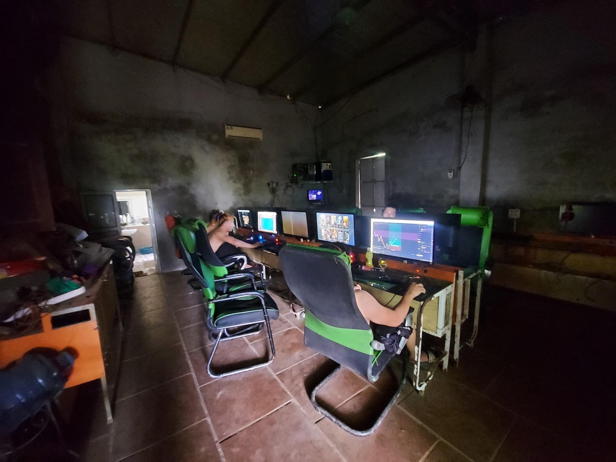 Chủ quán và khách chơi game tại quán nét tại xã Thành Công nói không có ai nhận dạng giống Triệu Quân Sự.