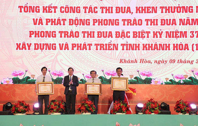 Ông Nguyễn Tấn Tuân, Chủ tịch UBND tỉnh Khánh Hòa, trao bằng khen của Thủ tướng Chính phủ cho các tập thể và cá nhân.