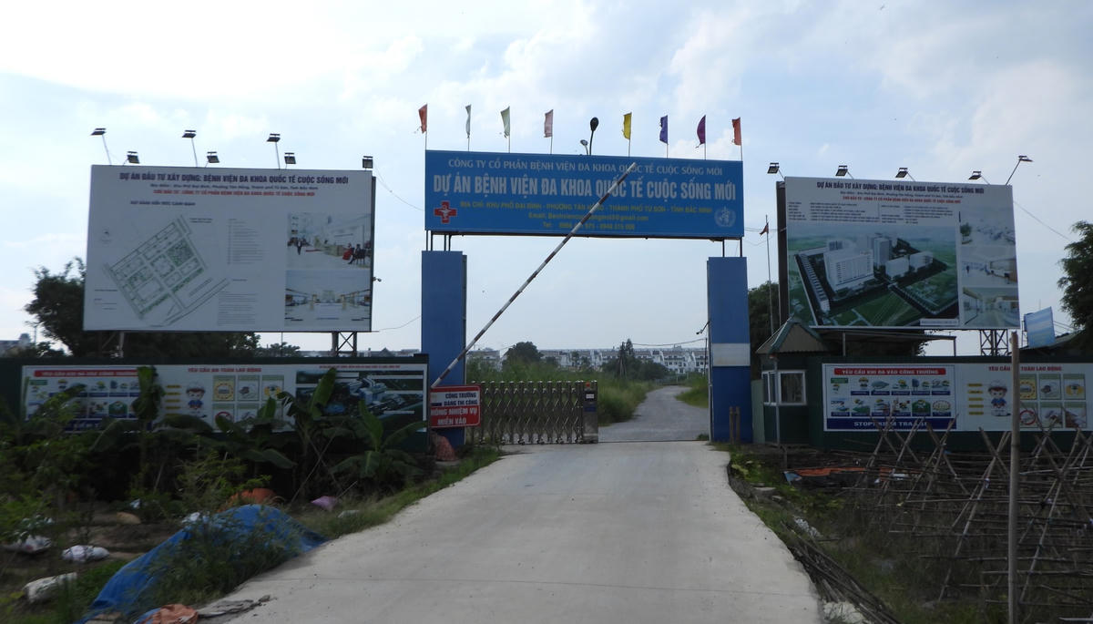 Khu vực Cổng dự án Bệnh viện Đa khoa Cuộc sống mới thời điểm hiện tại.