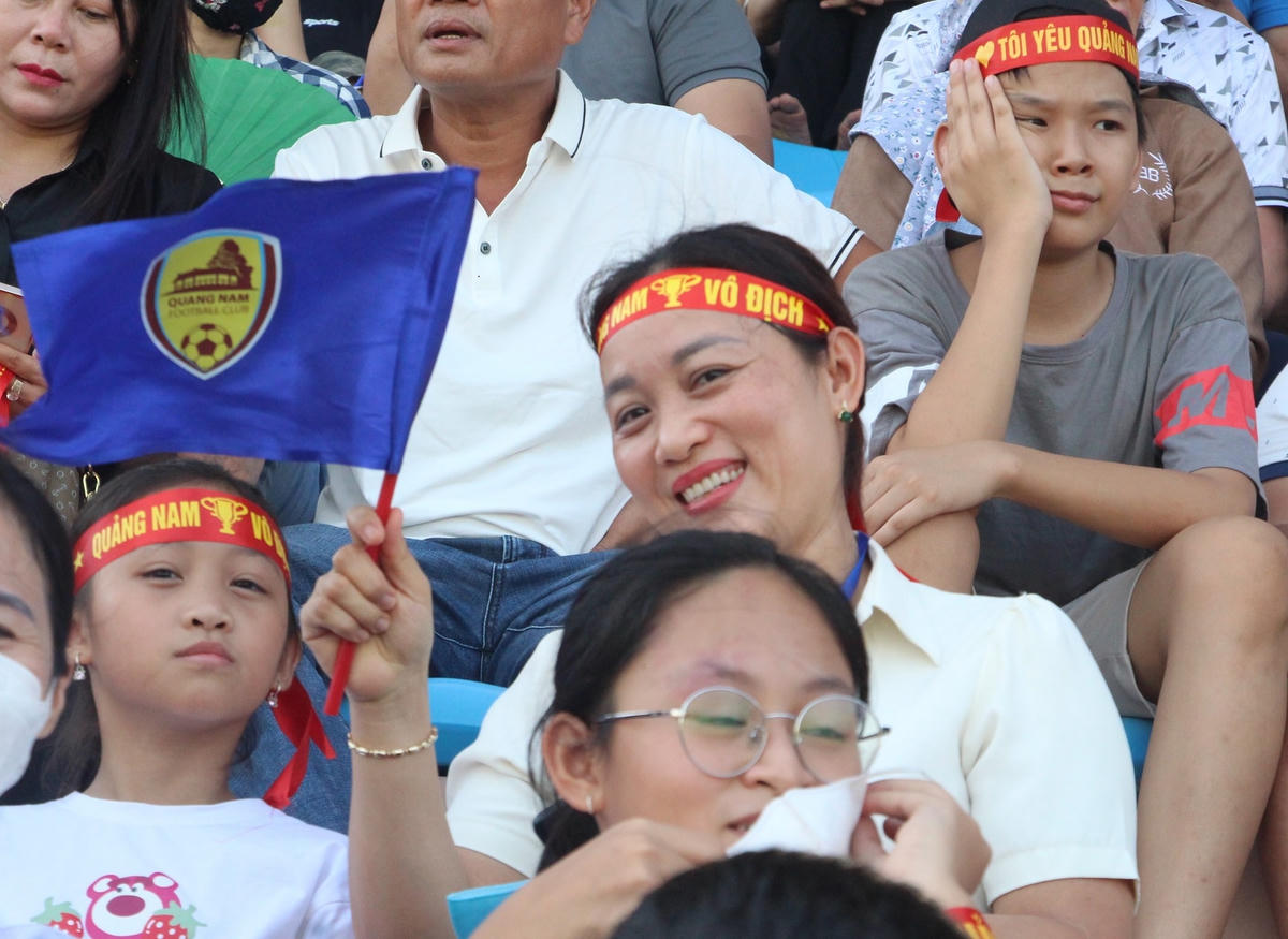 Nụ cười CĐV trên khán đài SVĐ Tam Kỳ.